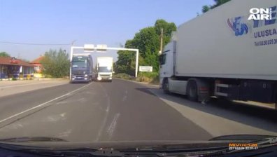 Турски ТИР не спря на STOP и бе на косъм от катастрофа
