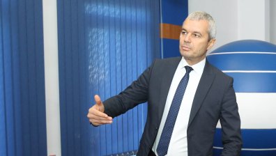 Костадинов се разгневи на журналисти, изгони ги от пресконференция и сам си тръгна