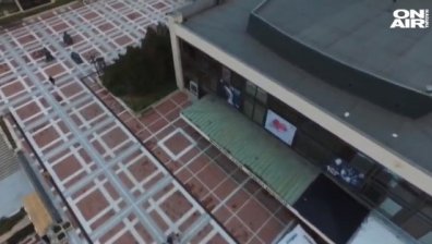 Безкрайно нагла кражба: Задигнаха част от медния покрив на театъра в Благоевград