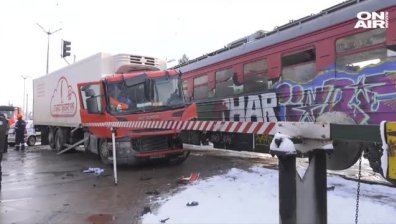 Шофьор минал през ЖП прелез - ударил го пътнически влак