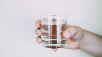Не пийте вода преди лягане, отразява се на редица неща
