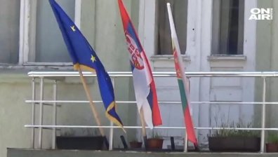 Сръбските граничари спряха бус с подаръци от СО за деца в Босилеград