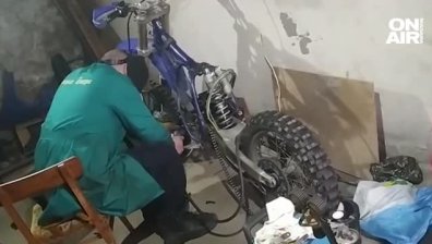 За 150 часа: Мъж от Пещера превърна кросовия си мотор в електрически