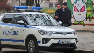 Полицаи сменят частните гардове в охраната на бежанските центрове