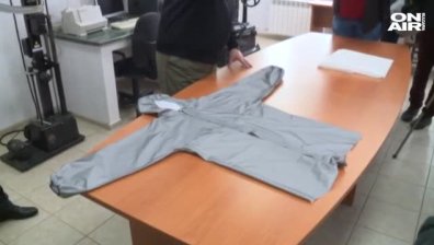 Показаха маските и защитните облекла, които ще предпазват лекарите
