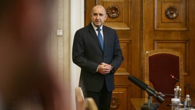 Болница "Мама и Аз": Президентът Радев е в дълбоко вътрешно противоречие