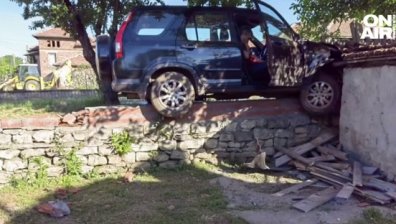 Пиян лекар помете майка с деца в Асеневци, натресе се в ограда и заспа
