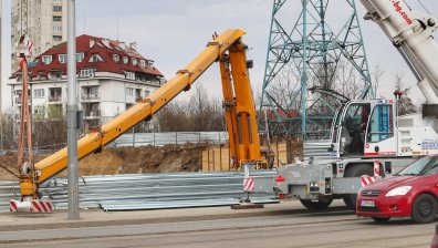 Строителен кран падна при изкоп на метрото