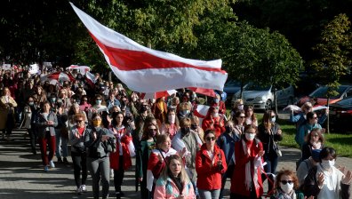 "Женски марш" на протестите срещу Лукашенко, близо 300 са арестувани