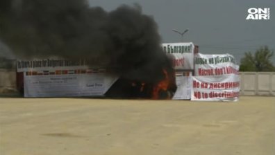 Бунт срещу пакета "Мобилност&ldquo;: Наши превозвачи изгориха ТИР до основи