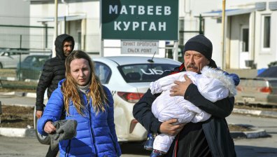Със сълзи на очи и деца на ръцете жители напускат Донецката народна република