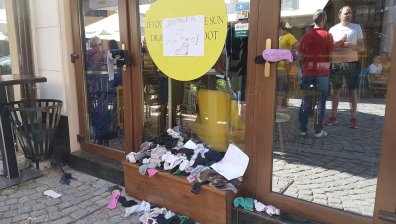 Чорапи в солидарност с Митко: Пловдивчани на протест в "Капана"