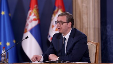 Приеха Вучич по спешност в болница, опозицията се моли да умре