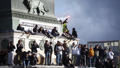 Франция тръпне в очакване на решението за пенсионната реформа