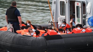 Трима българи арестувани в Румъния по обвинения за трафик на мигранти