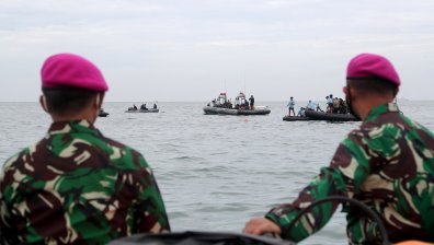 Локализираха падналия над Индонезия самолет