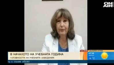 Гимназията по туризъм в София започва учебната година с напукана стена на входа