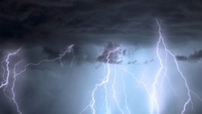 България е епицентър на бури с мълнии в Европа: 450 000 за месец