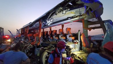 9 загинаха, сред които и деца, при автобусна катастрофа в Турция