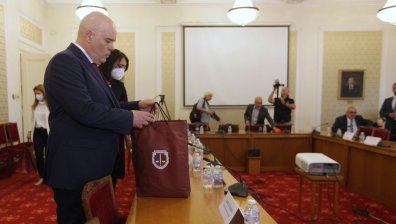 Гешев на изслушване в НС, донесе огромно количество материали