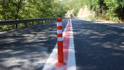Вандали изтръгнаха ограничителни колчета в участък от пътя през Кресненското дефиле