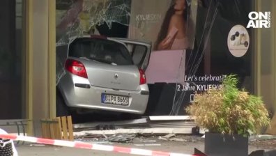 Кола връхлетя пешеходци в Берлин, най-малко един е загинал, 8 са ранени