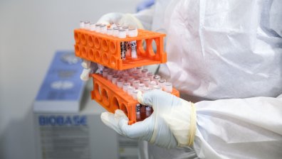 Нова и опасна мода: Умишлено заразяване с Ковид-19 и призиви за насилие към политици