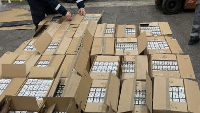 Митничари спряха камион със скрити контрабандни цигари в сандъци с автоаксесоари