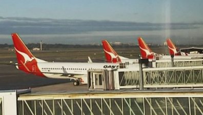 Природни бедствия свалят печалбата на Quantas