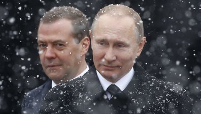 Оставката на Медведев - стратегия на Путин за запазване на властта?