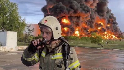 Обявиха въздушна тревога в Севастопол, части от ракети паднаха до кей