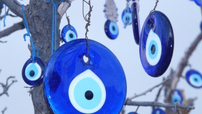 Какво означава синьото око и как ни защитава?