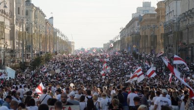 Лукашенко отказва нови избори, стотици хиляди протестират в Беларус