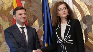 Генчовска: Не правим отстъпки за македонския език, няма промяна във френското предложение