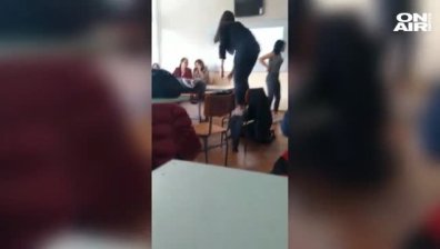 Ученици въртят кючеци в час, учителки им ръкопляскат