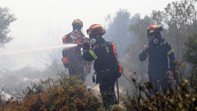Пожар избухна в гръцката област Атика, горят къщи