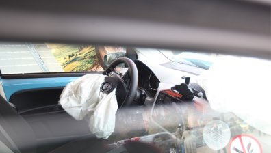 Жена се бори за живота си, пресичала неправилно междуселски път