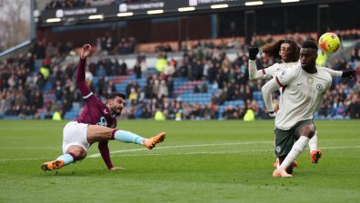 "Челси" се изкачи до второто място във Висшата лига след победа над "Бърнли"