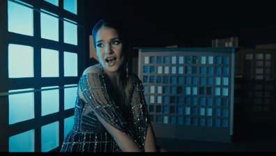 Веси Бонева създаде песен с рокля наобратно и в очакване на бебе