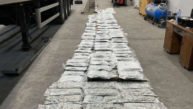 Откриха 92 кг канабис в тайник на хладилно ремарке на "Кулата"