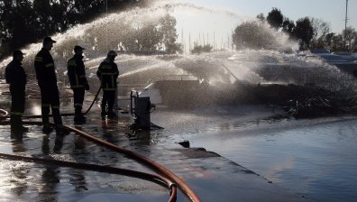 Яхта на българин за €20 млн. изгоря на пристанище в Гърция