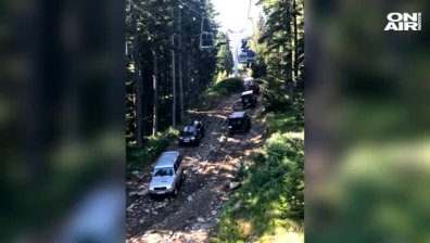 Снимка на офроуд джипове с туристи на Рилските езера разпали социалните мрежи