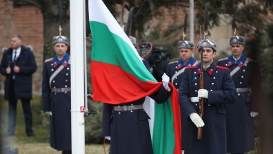 Националният флаг бе издигнат пред паметника на Незнайния воин