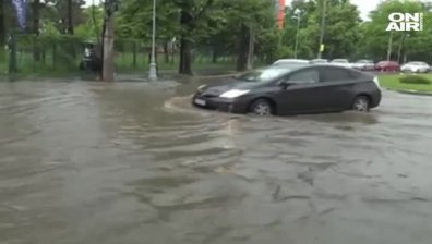 Наводнения и хаос заради проливен дъжд в Букурещ