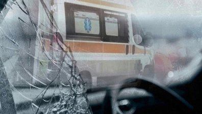 Тежка катастрофа между автомобил и два автобуса, превозващи деца