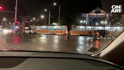 Кола се сблъска с трамвай до Румънското посолство, движението е затруднено