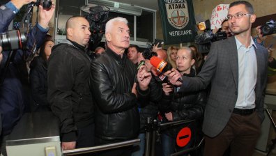 БНТ не допусна Сидеров до ефир, той и привърженици опитаха да нахлуят в сградата
