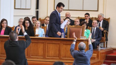 Дебат по вота на недоверие: Нецензурни думи, обвинения в лъжи, размахване на компромати