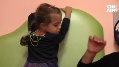 Магията на "Българската Коледа": Малката Кали вече чува и отново се учи да говори