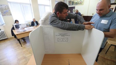 Изборите до момента: Проблеми с машините и пропаднал асансьор с хора в Благоевград